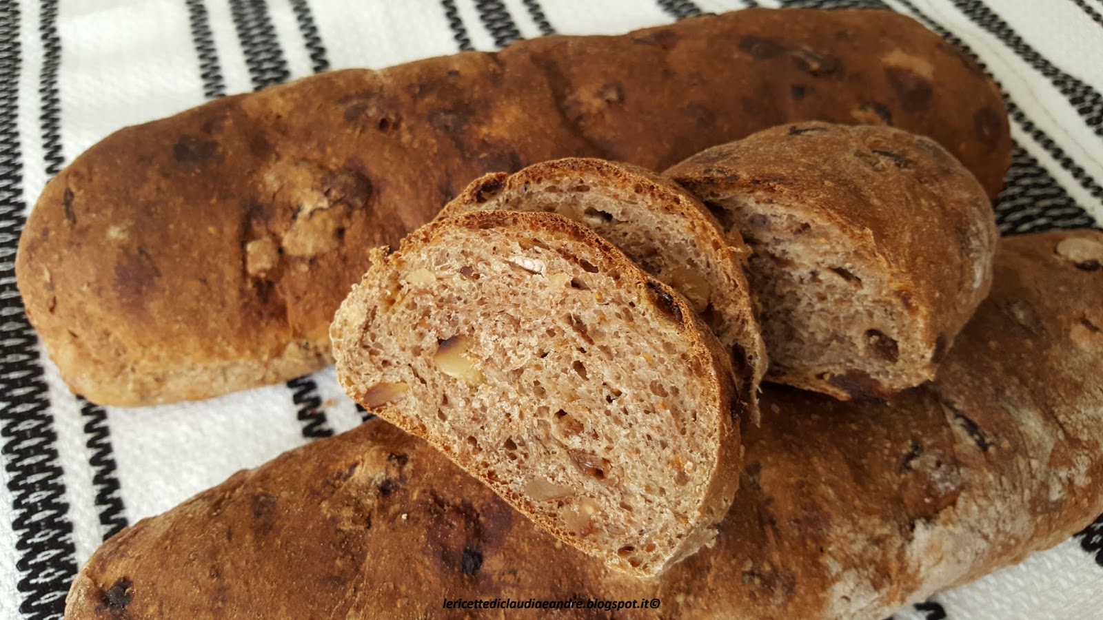 Filoncini di pane semintegrale con fichi, noci e uvetta…