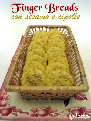 Finger breads con sesamo e cipolle