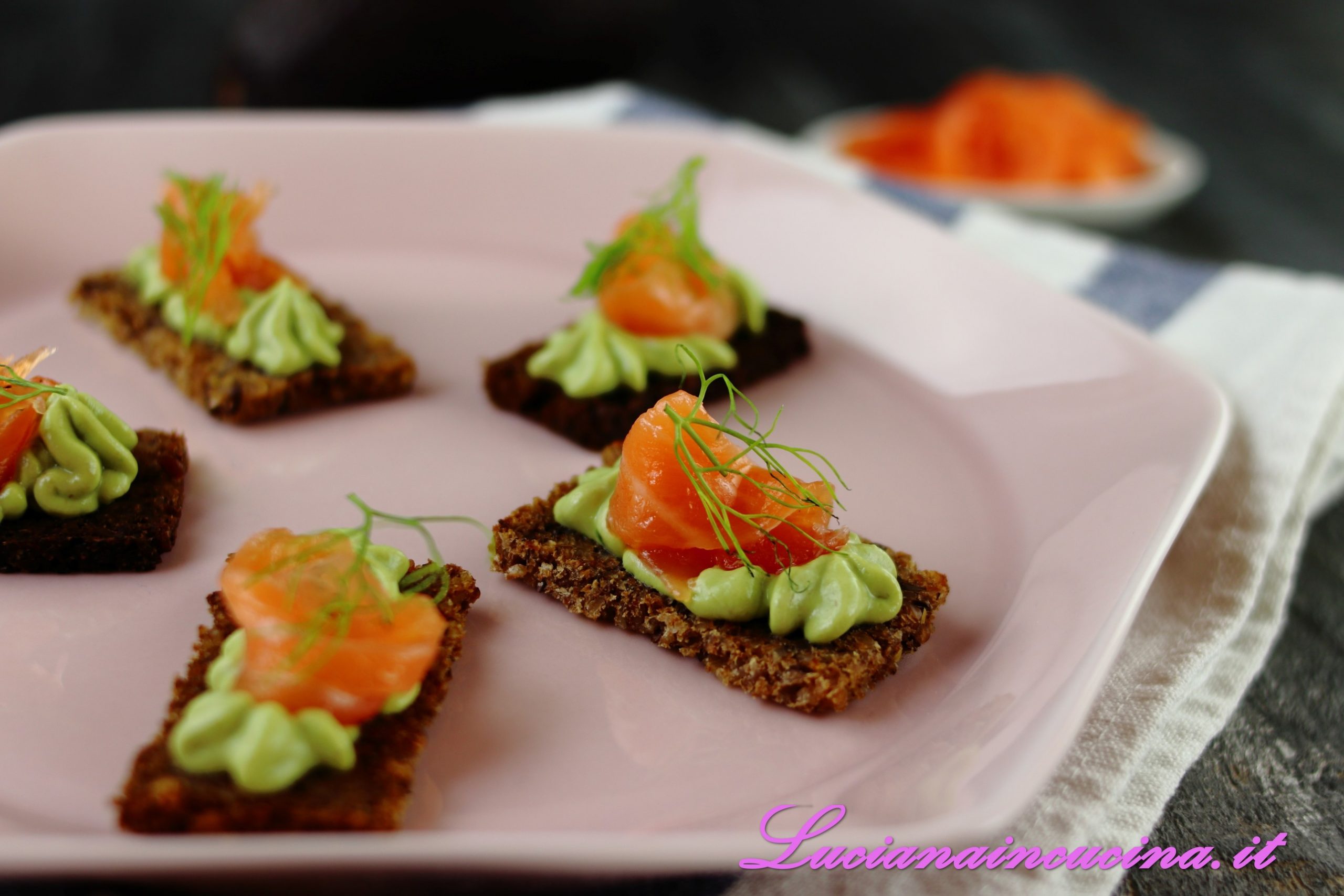 Finger con salmone e mousse di avocado