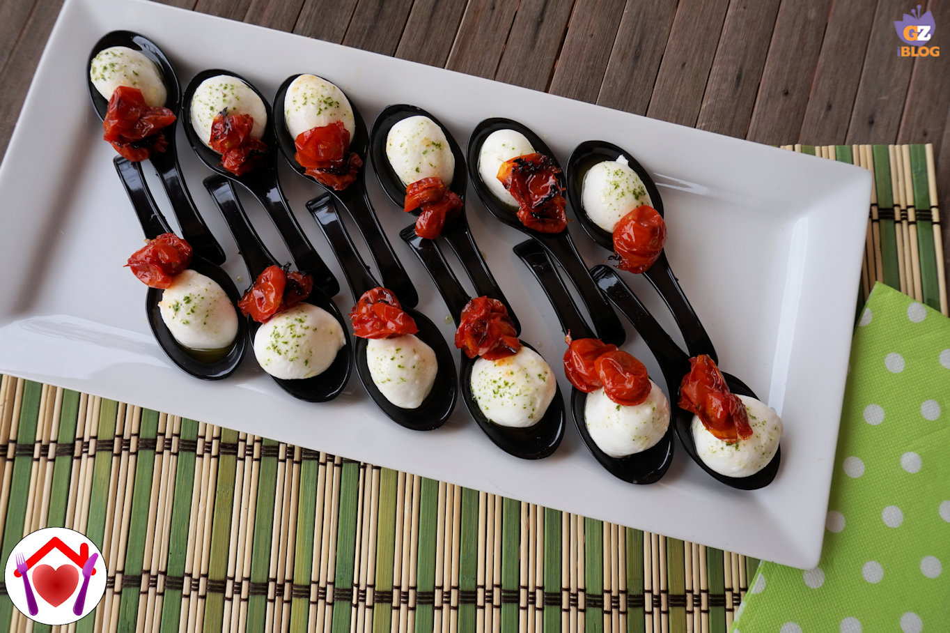 Finger di mozzarella, pomodorini confit e pimpinella