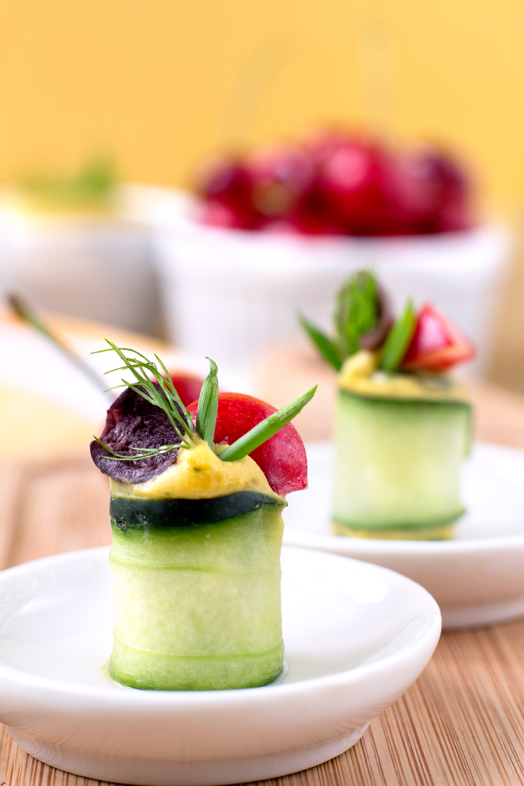 Finger food agrodolci di cetrioli, mango e ciliegie
