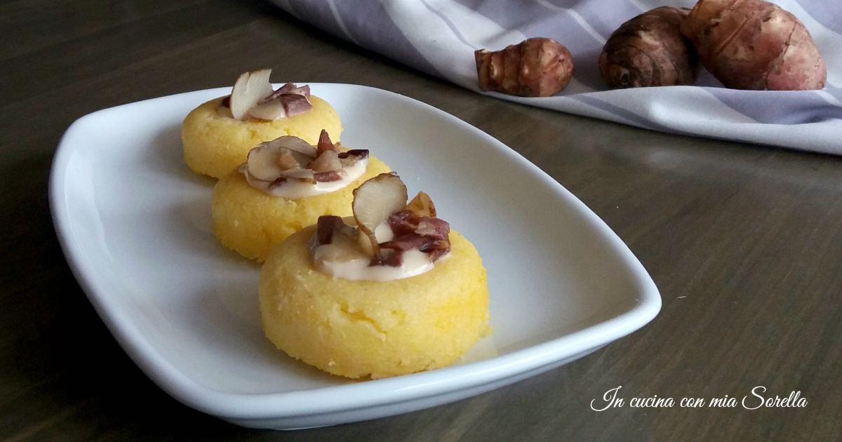 Finger food di polenta al topinambur con fonduta e speck