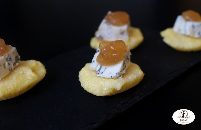 Finger food di polenta, blu di pecora e salsa di pere e zenzero