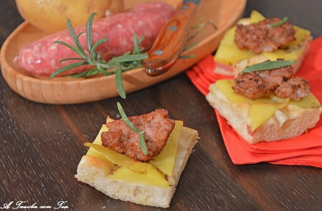 Finger food focaccia con patate e salsiccia