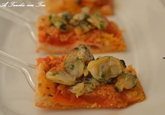 Finger food focaccia con pomodori e vongole
