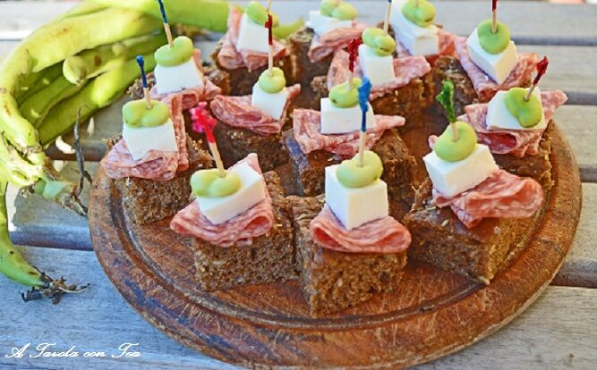 Finger food focaccia integrale salame sardo fresco e fave