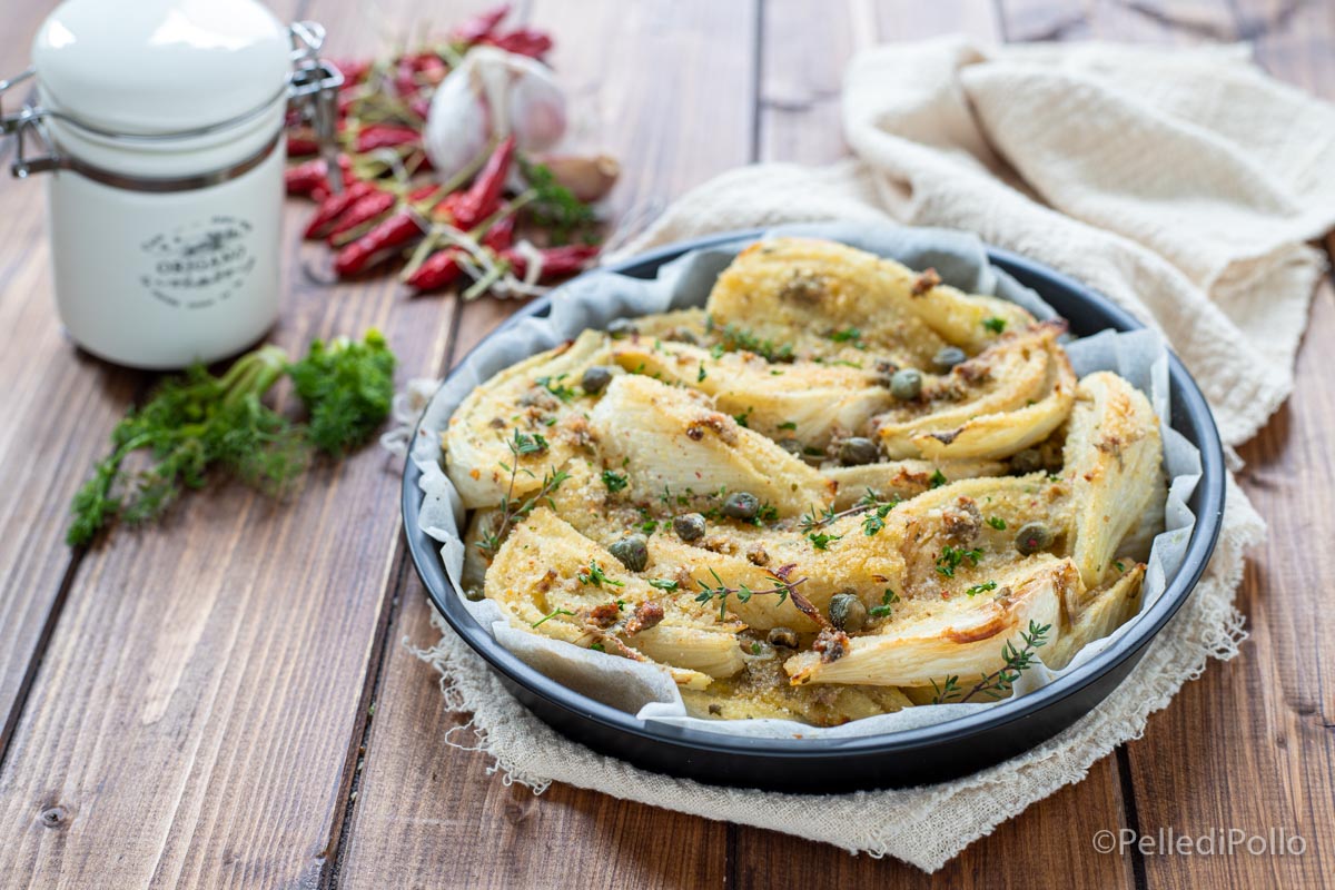 Finocchi gratinati con peperoncino, alici e capperi