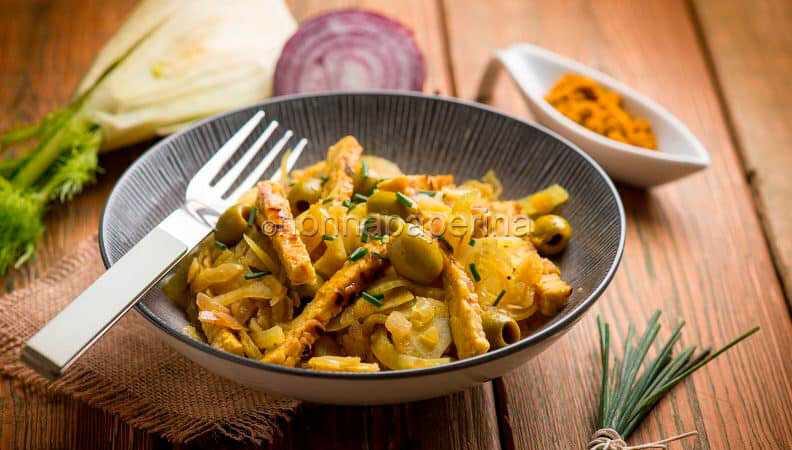 Finocchi saltati con tempeh e olive, ideale per diete vegetariane o vegane