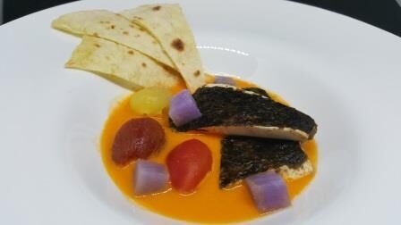 Finto filetto di pesce al tofu in acqua di pomodoro