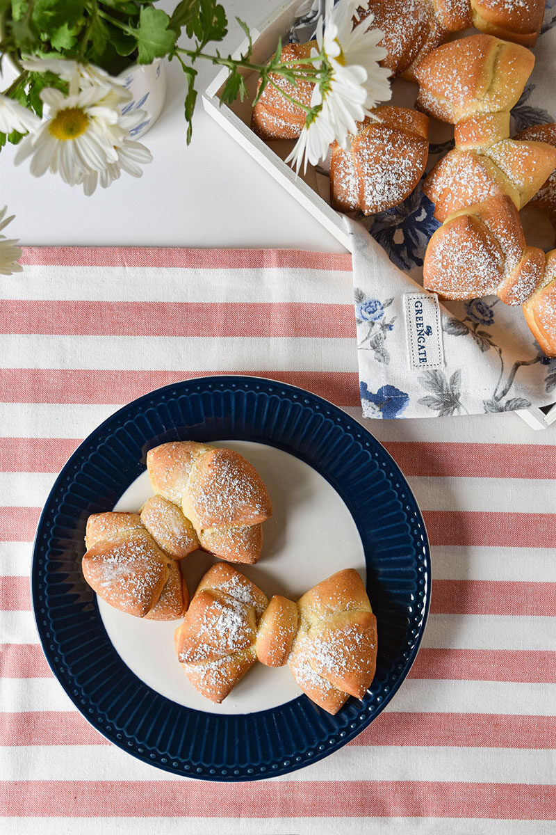 Fiocchi di brioche aromatizzate alla cannella