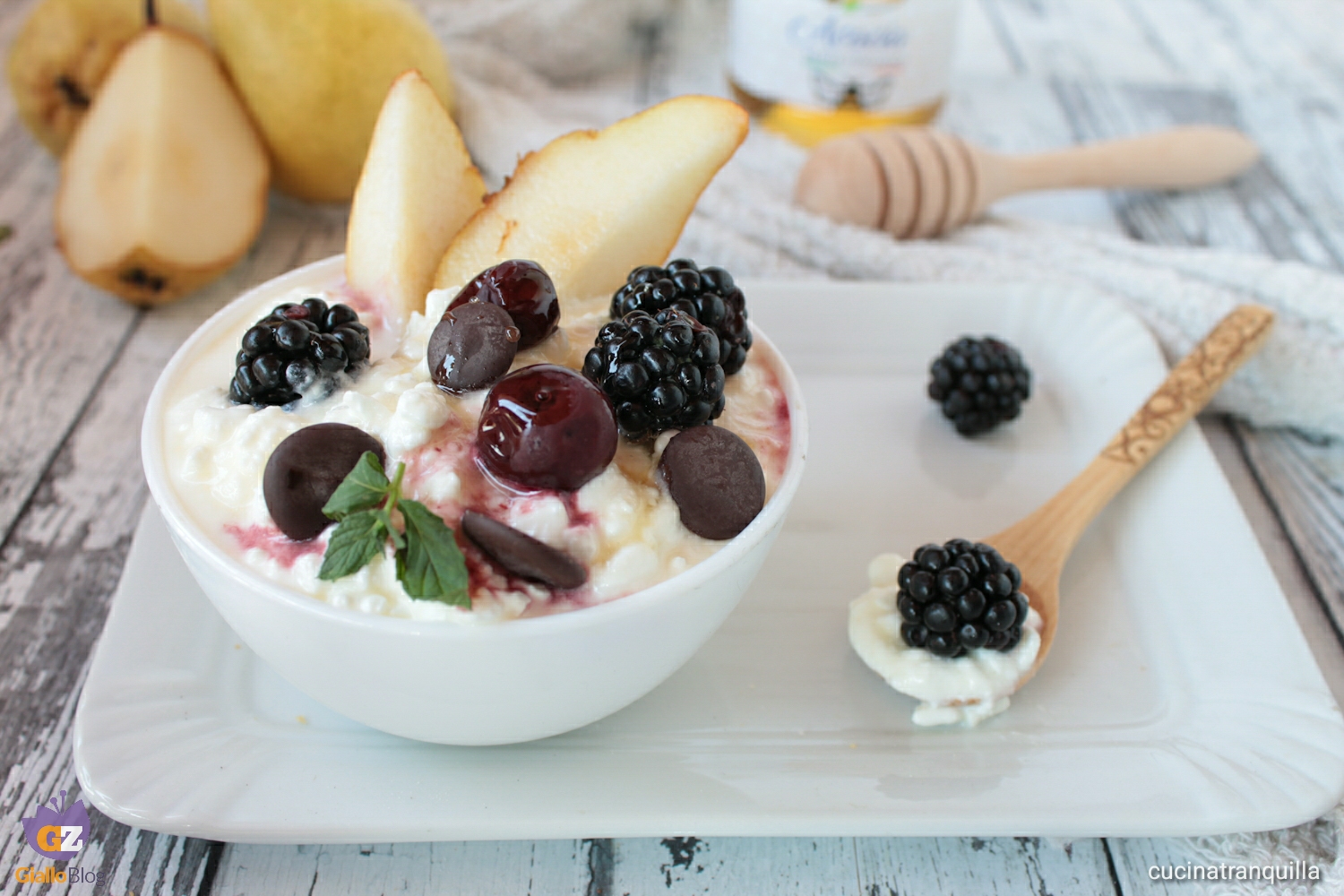 Fiocchi di latte con frutti di bosco