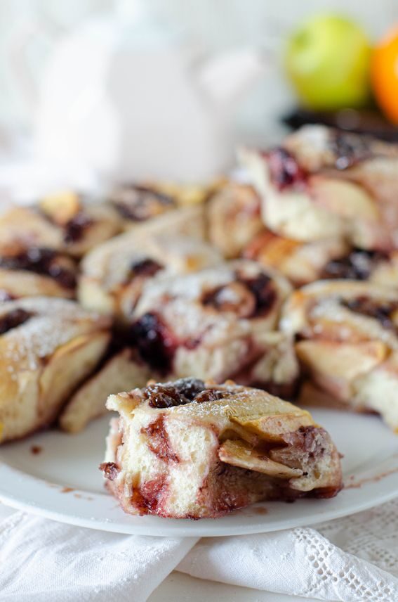 Fiore di brioche con mele uvetta e mandorle