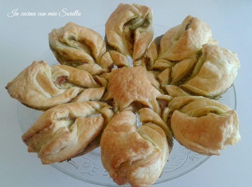 Fiore di pasta sfoglia al pesto e prosciutto cotto