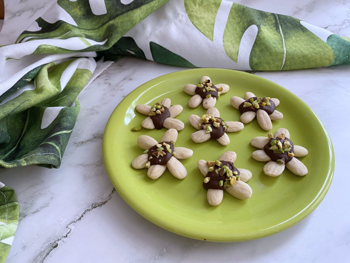 Fiorellini di mandorle e cioccolato fondente