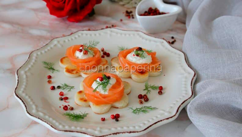 Fiorellini di polenta con salmone per la nostra mamma