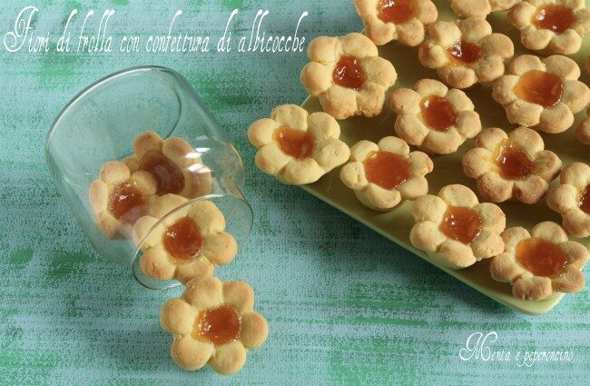 Fiori di frolla con confettura di albicocche