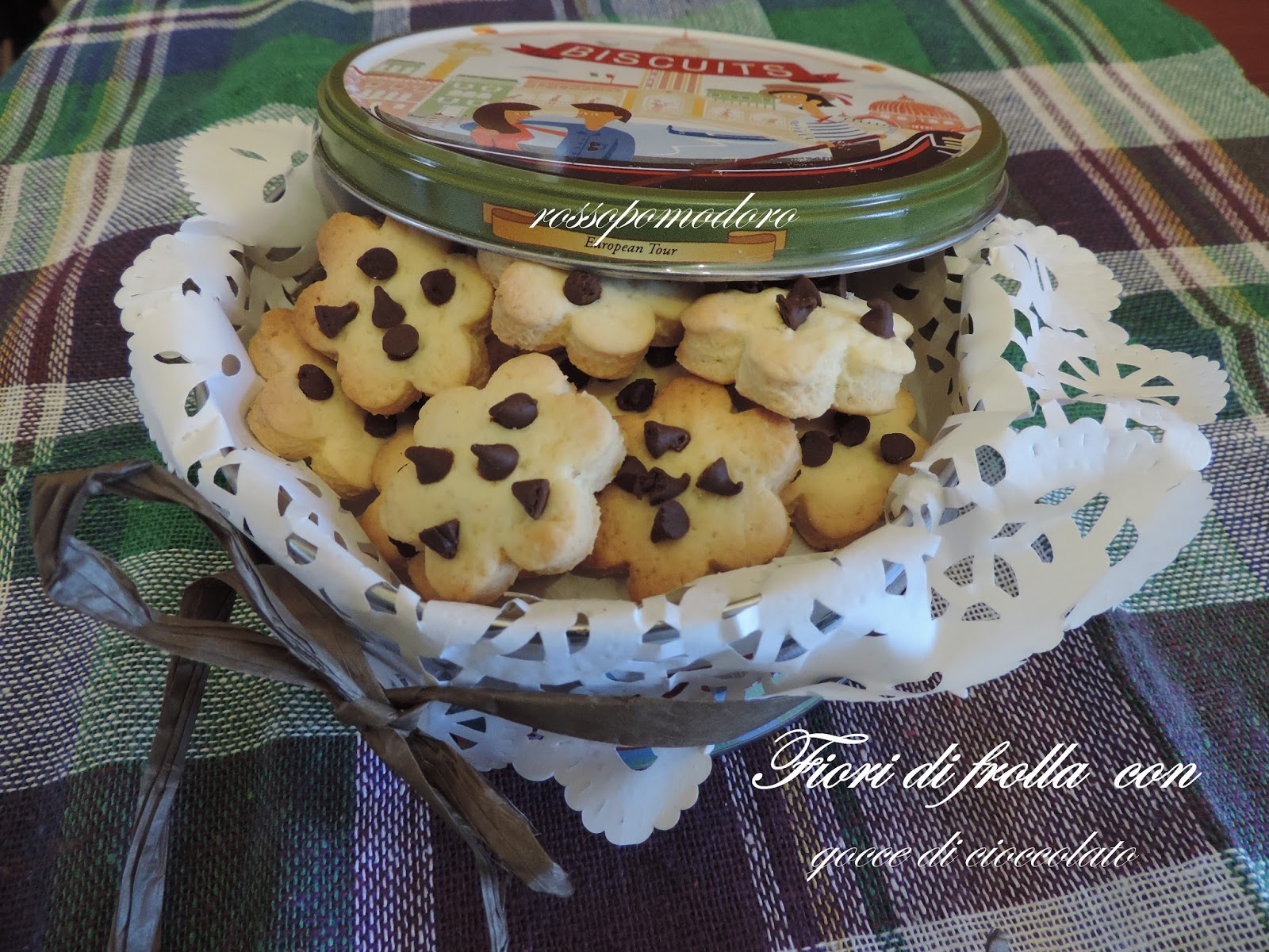 Fiori di frolla con gocce di cioccolato