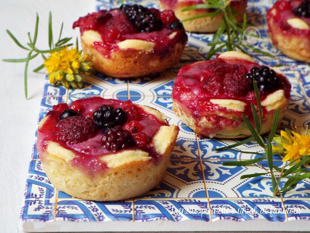 Fiori di frolla con ricotta e frutti rossi