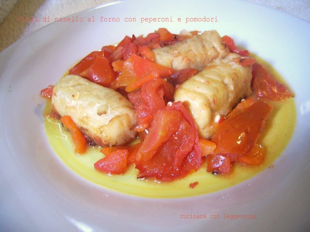 Fiori di nasello al forno con peperoni e pomodori