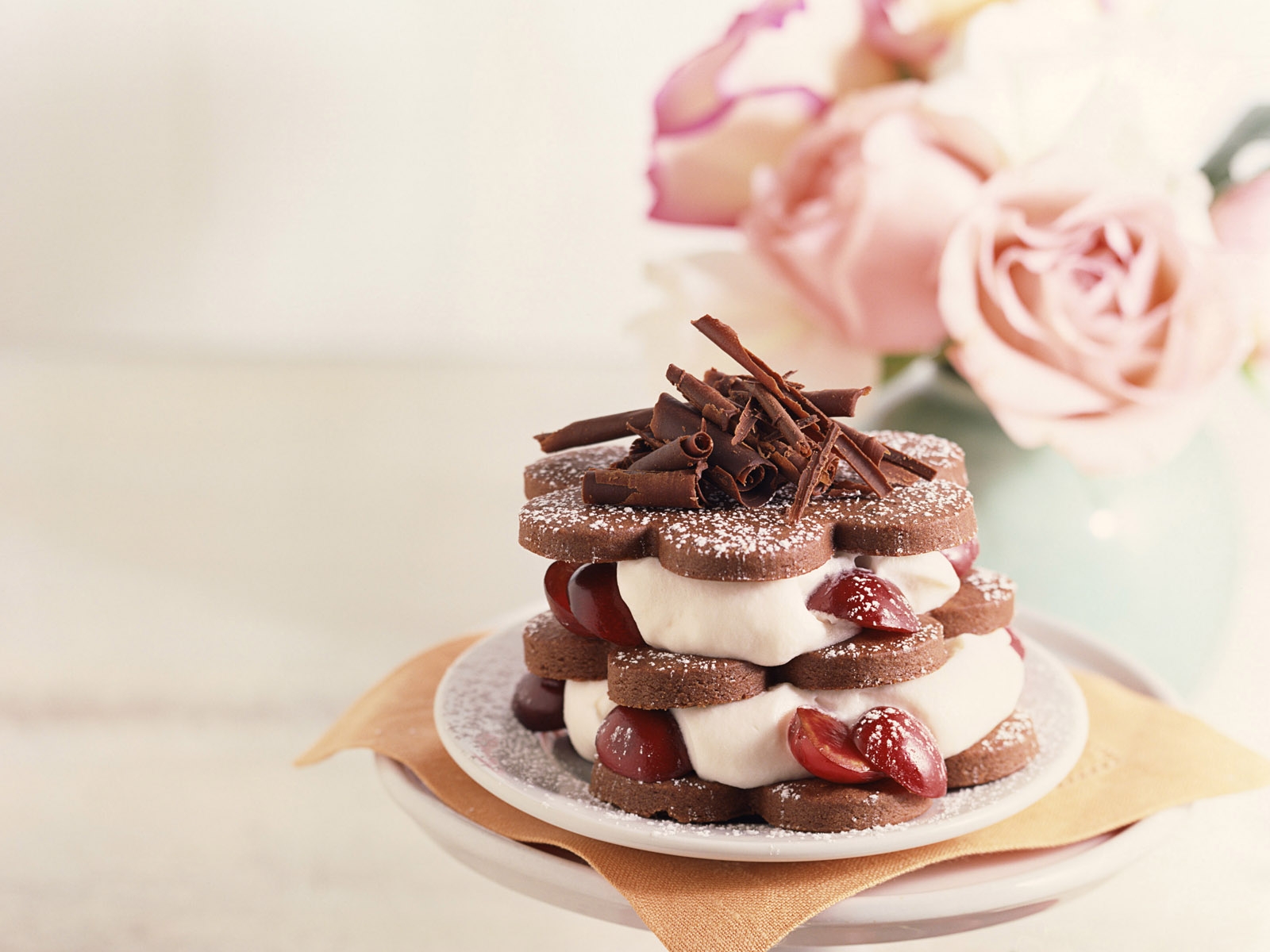 Fiori di pan di spagna al cacao con panna e ciliegie