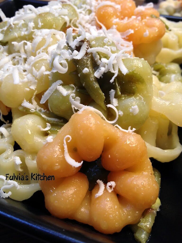 Fiori di pasta con taccole saporite – ‘e sarracin