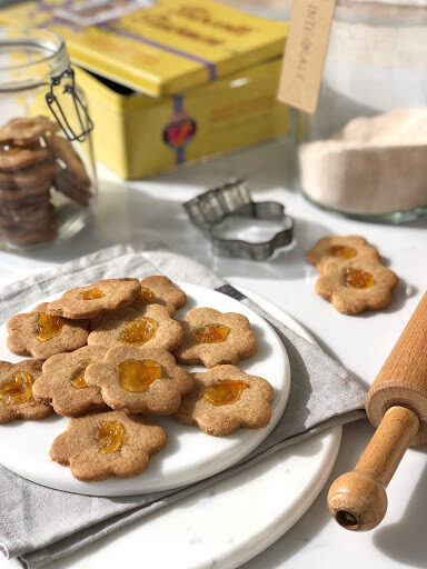 Fiori di pasta frolla integrale: i biscotti che raccontano la primavera in tavola