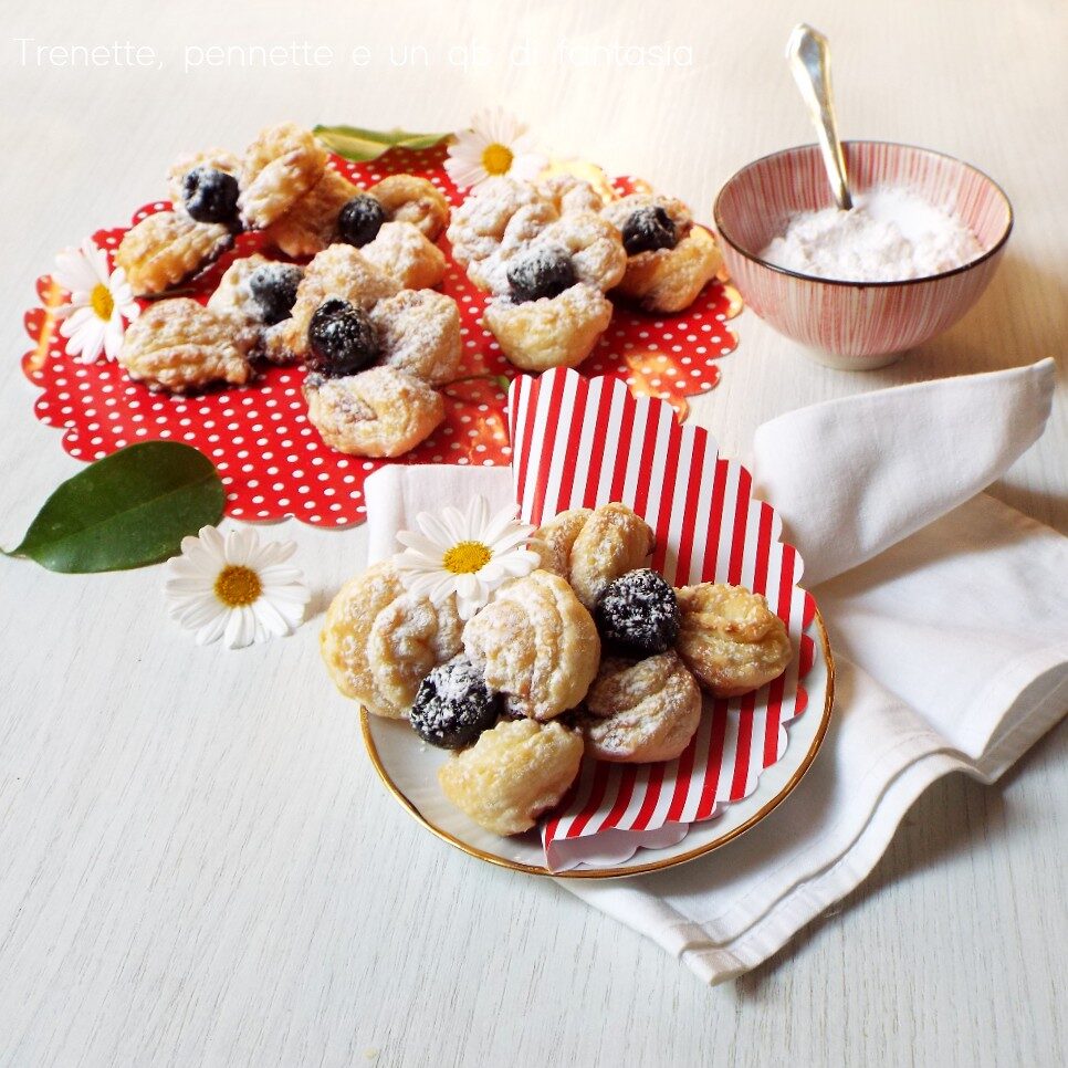 Fiori di pasta sfoglia con amarene