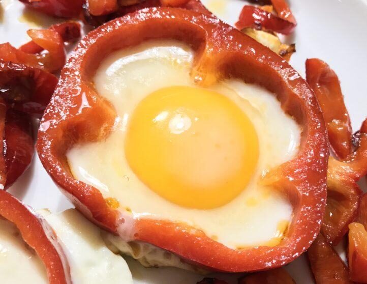 Fiori di peperoni con le uova