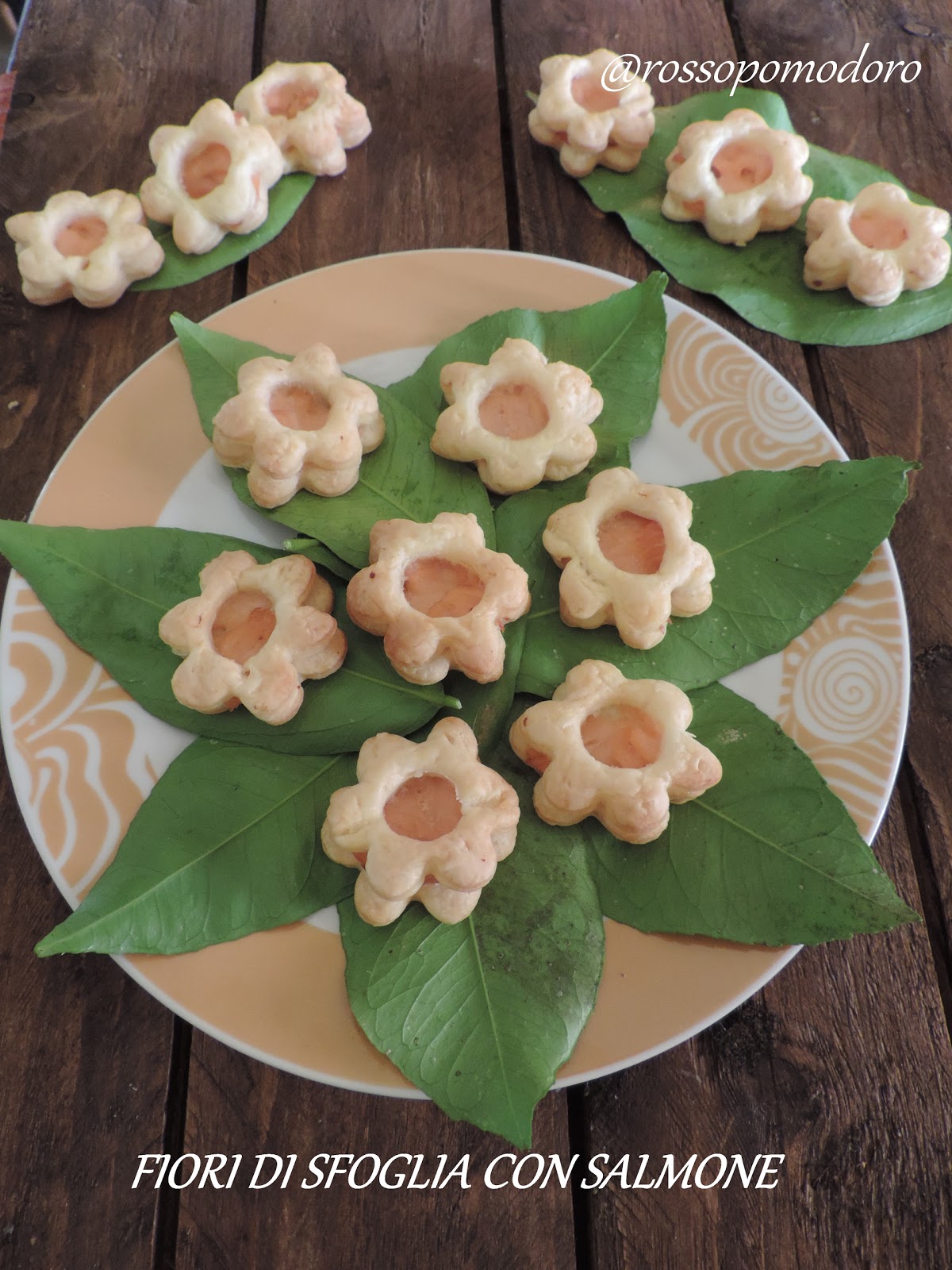 Fiori di sfoglia con salmone