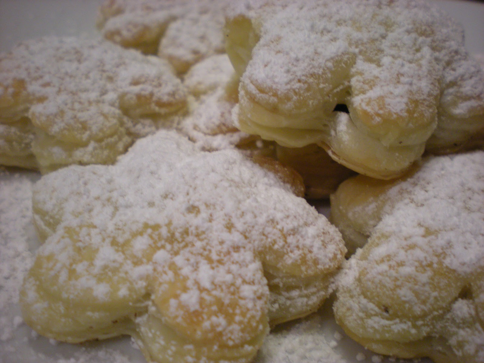 Fiori di sfoglia con sorpresa al cioccolato