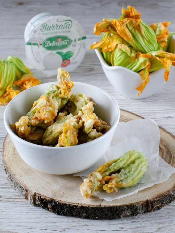 Fiori di zucca fritti ripieni di tonno e burrata deliziosa