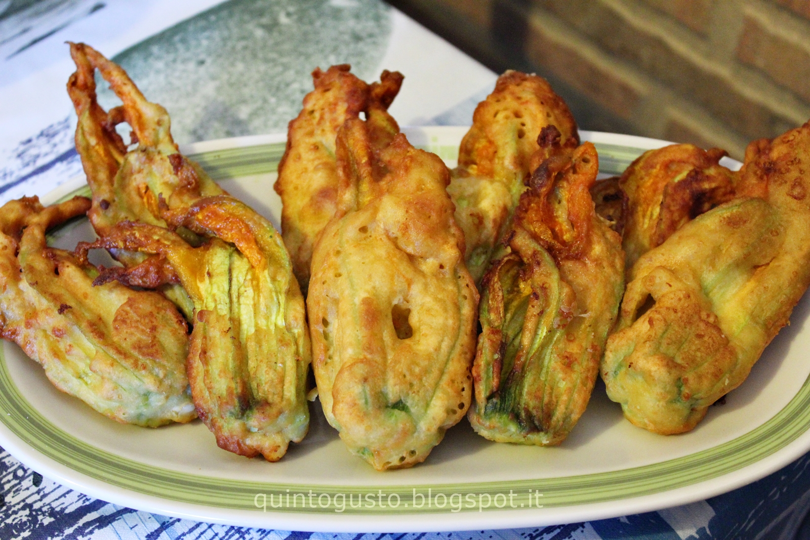 Fiori di zucca in pastella con farina di ceci e feta