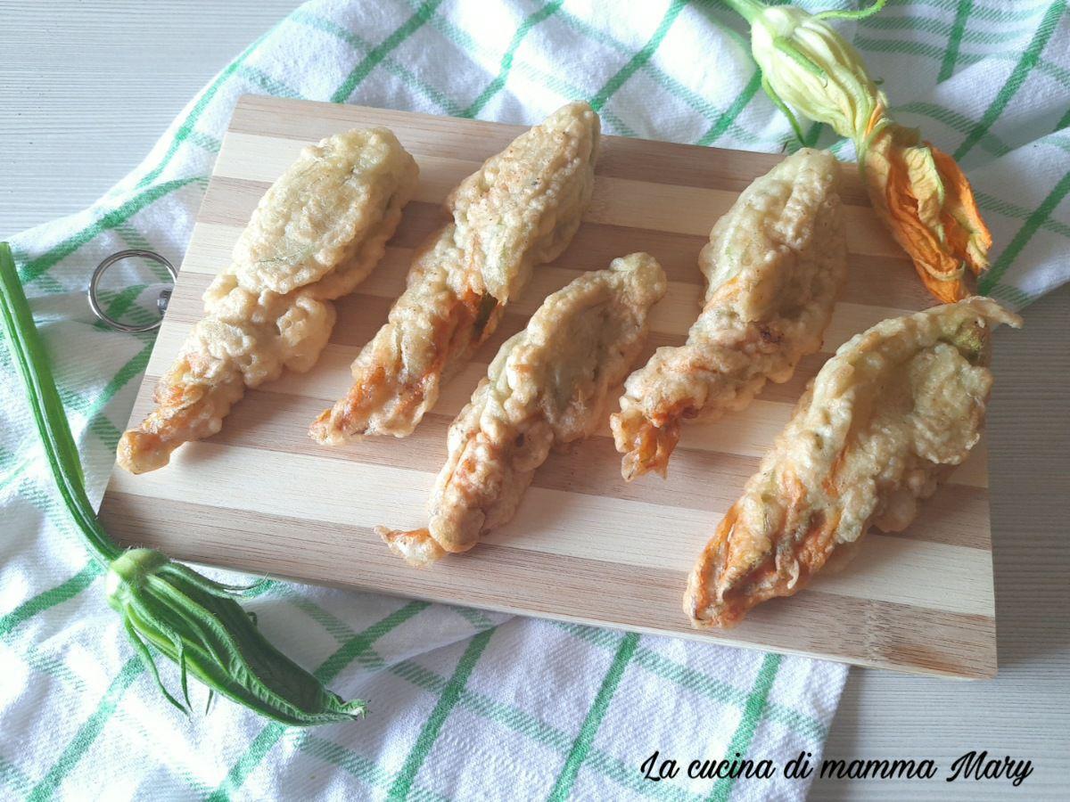 Fiori di zucca in pastella ripieni di prosciutto e provola