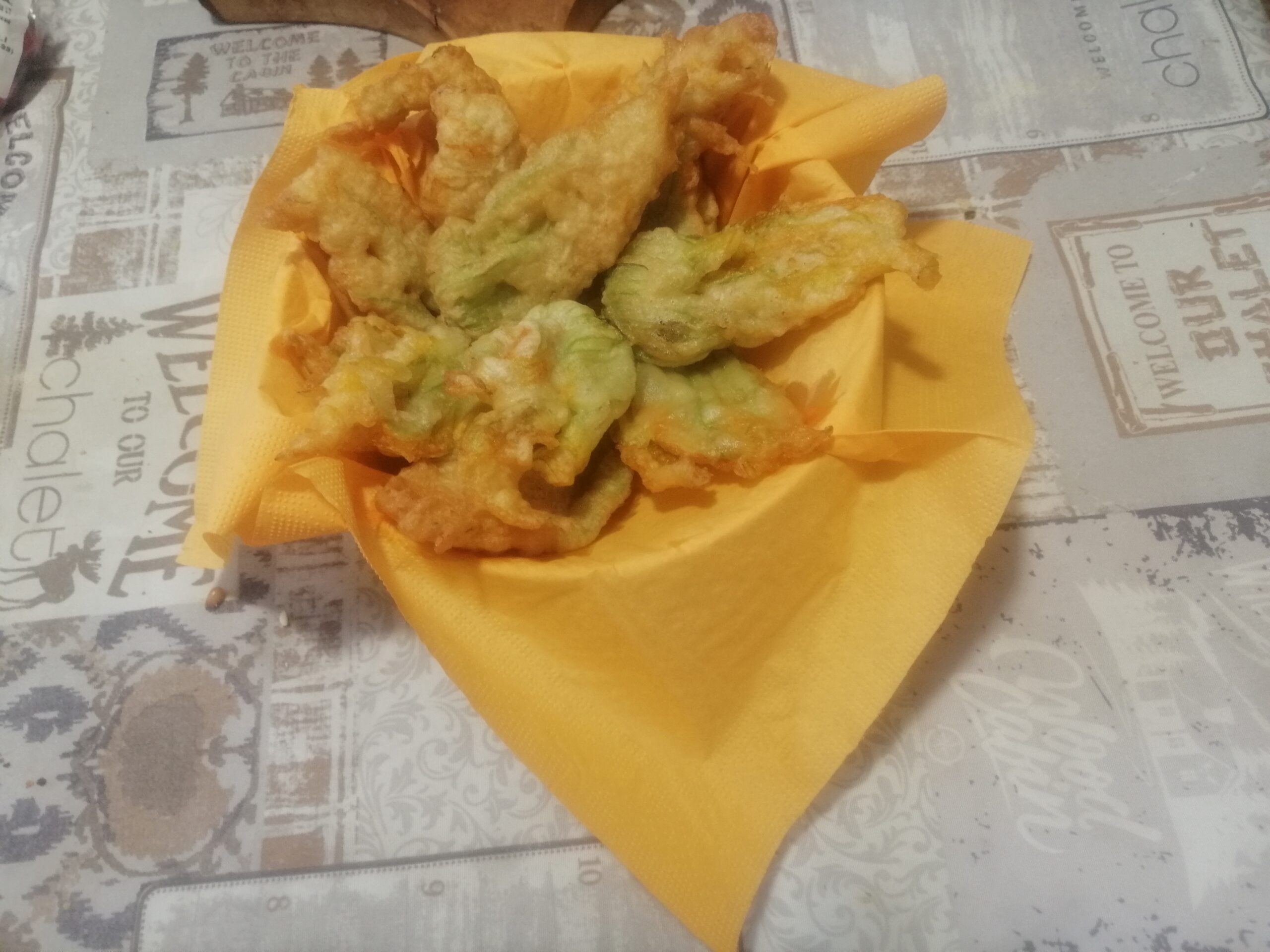 Fiori di zucca ripieni con mozzarella e prosciutto cotto