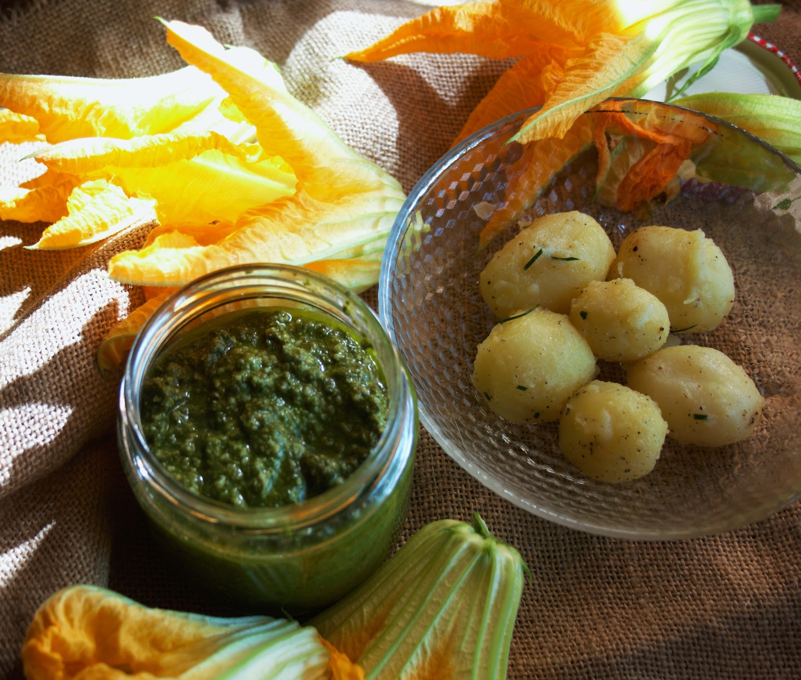 Fiori di zucca ripieni di patate ricotta e pesto classico