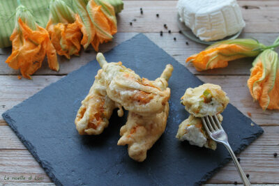 Fiori di zucca ripieni di ricotta e fritti