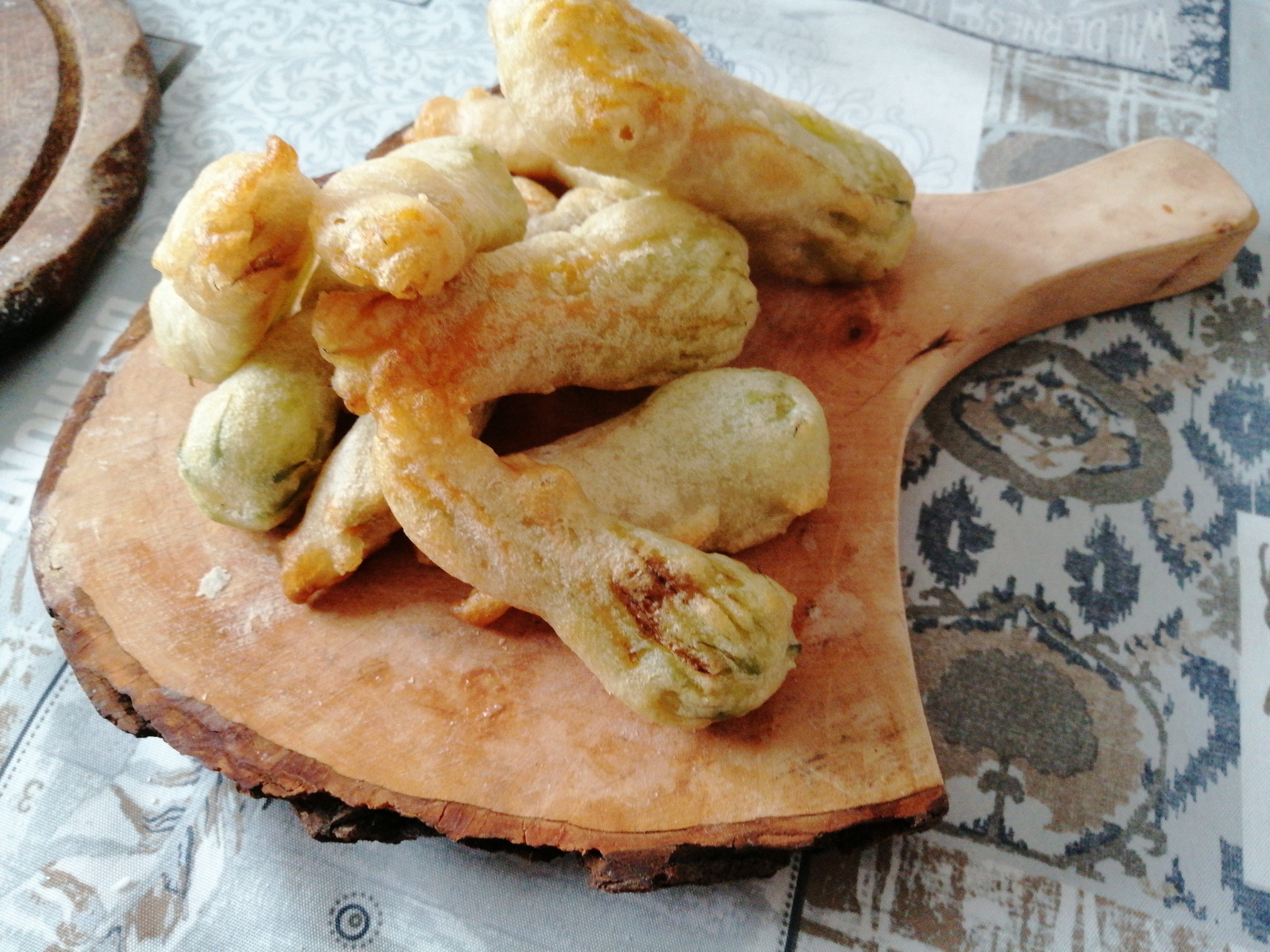Fiori di zucca ripieni fritti