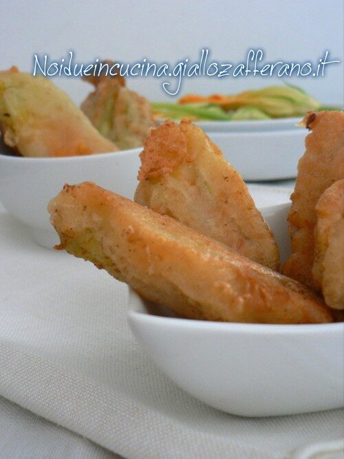 Fiori di zucca ripieni in pastella