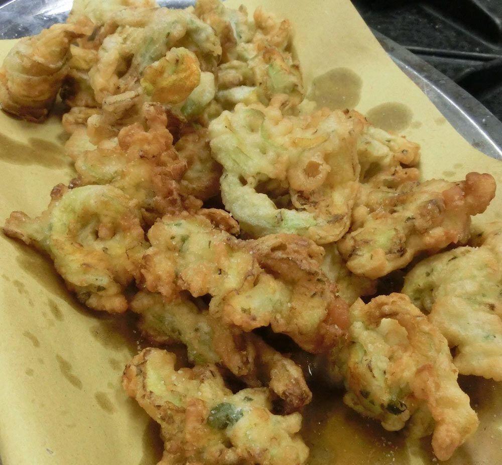 Fiori di zucchina con mozzarella e filetti d’acciuga