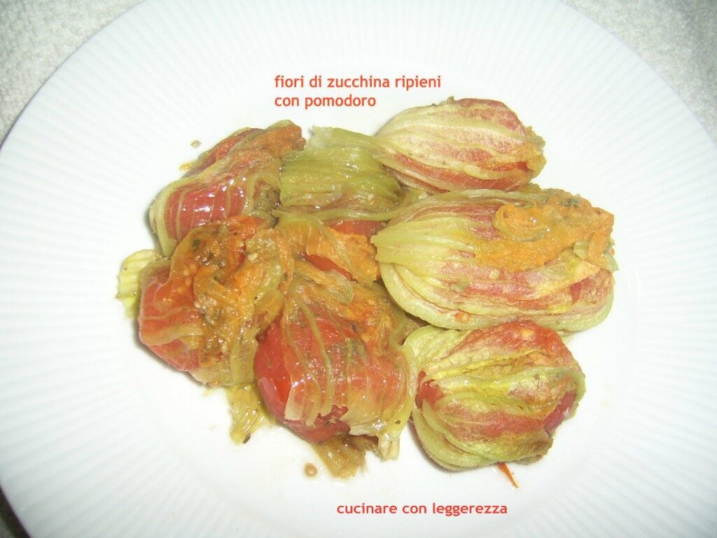 Fiori di zucchina ripieni con pomodoro