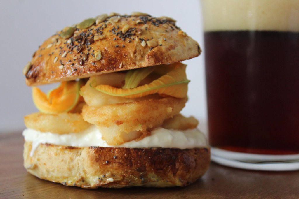 Fish burger di totani fritti e stracciatella di mozzarella