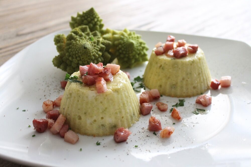 Flan di cavolo romanesco e stracchino allo yogurt con pancetta croccante