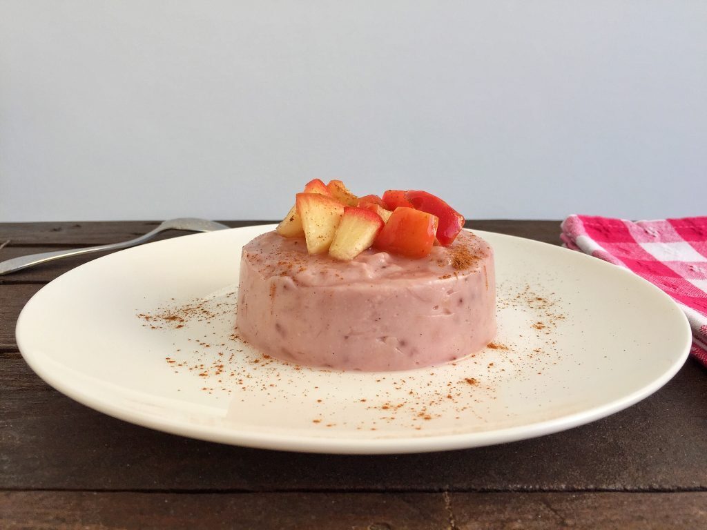 Flan di mele con fragole e mandorle