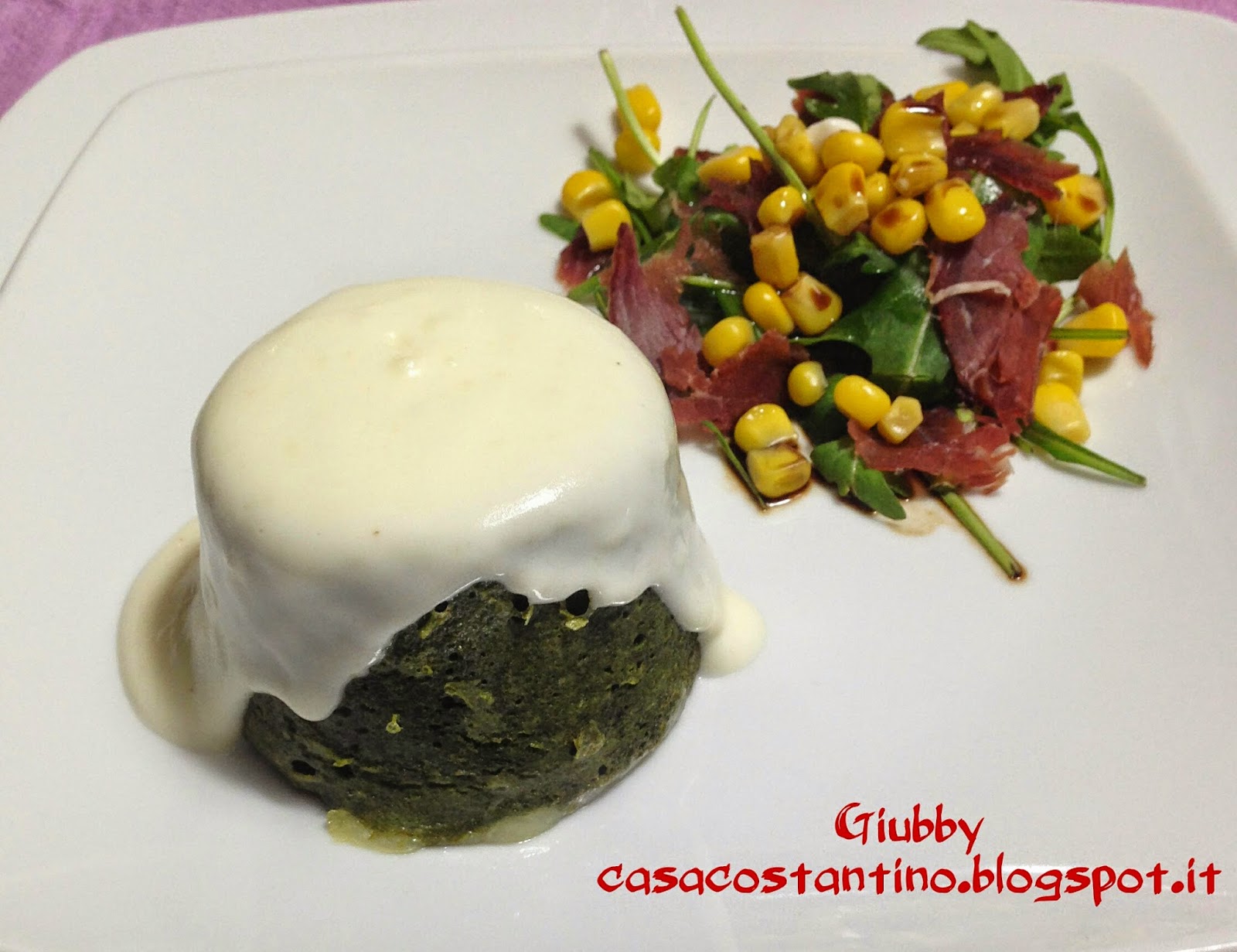 Flan di spinaci e taleggio con crema di parmigiano ed insalatina di rucola, bresaola e mais