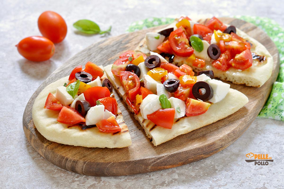 Flatbread alla piastra con pomodori e mozzarella