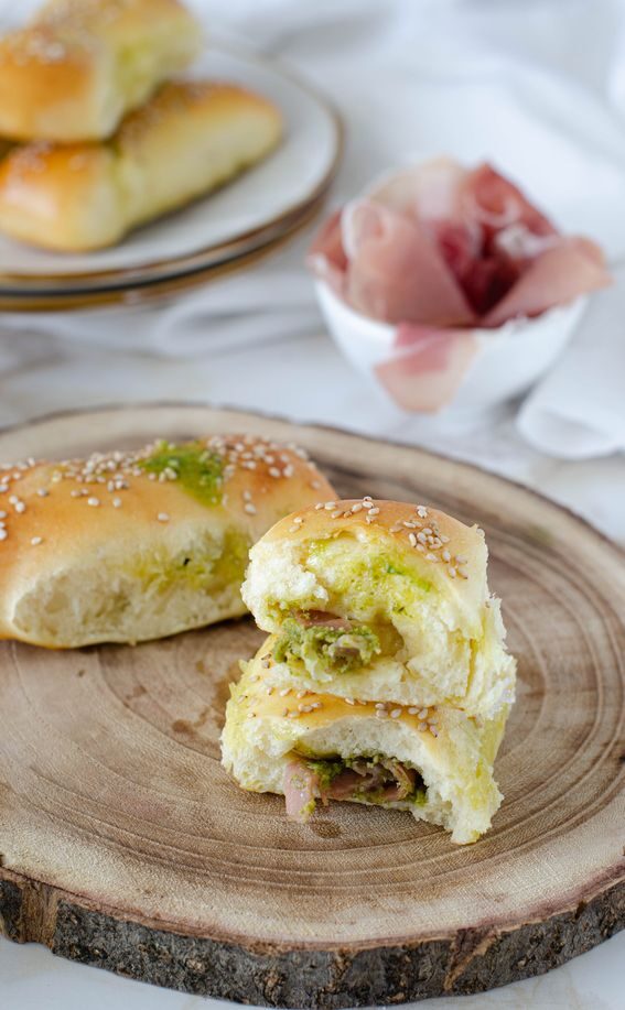 Flauti di brioche salati con pesto e prosciutto
