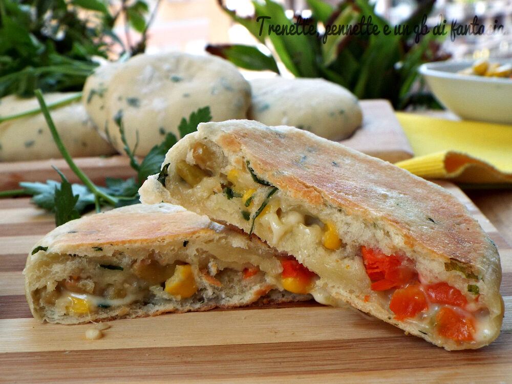Focacce al prezzemolo con macedonia di verdure cotte in padella