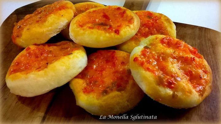 Focaccelle con crema di peperoni grigliati