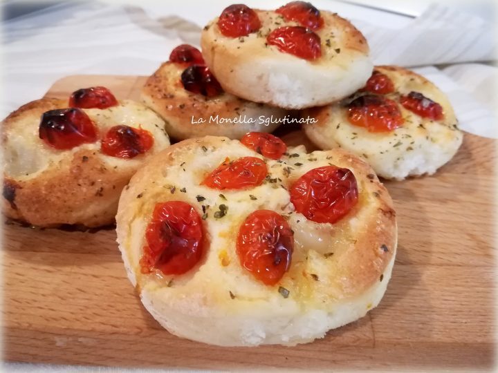 Focaccelle con farina di tapica,datterini e origano