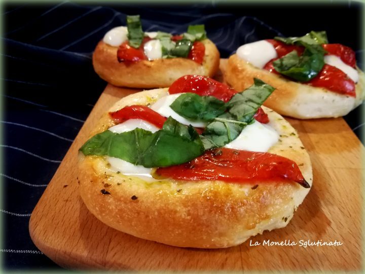 Focaccelle con pomodorini ,ciliegine e basilico